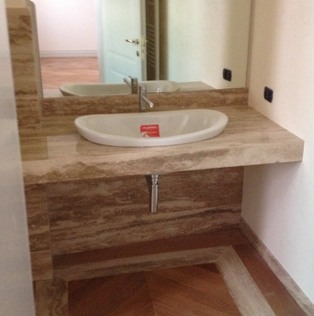 top lavandino in marmo travertino