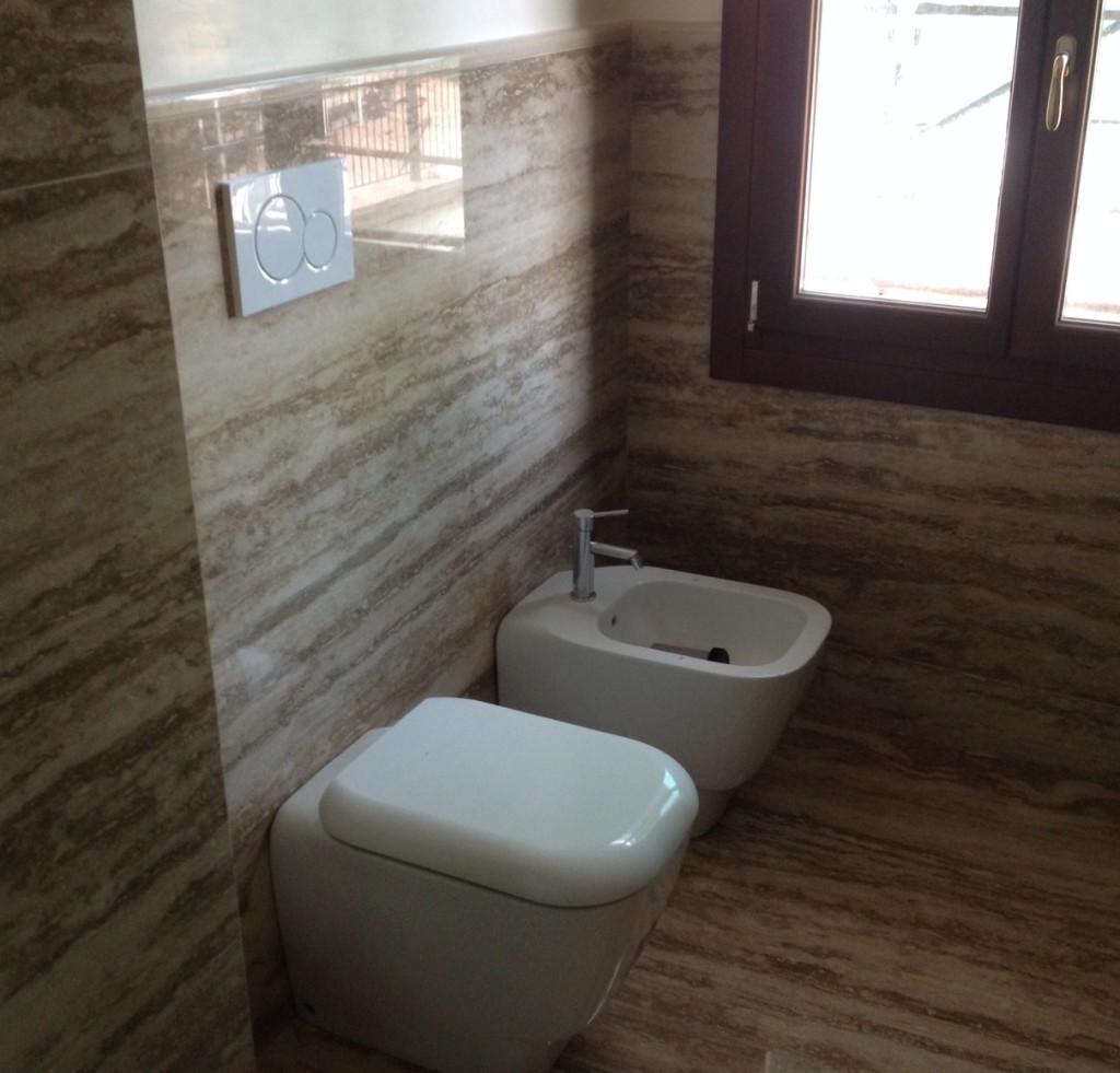 rivestimento bagno in marmo travertino